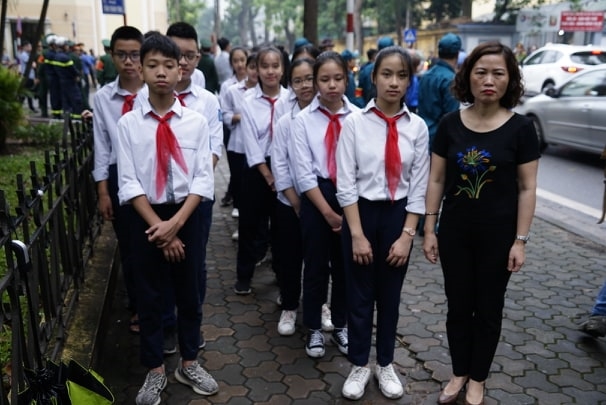 Người dân thương tiếc, đội mưa đến tiễn Đại tướng Lê Đức Anh Nguoi dan thuong tiec, doi mua den tien Dai tuong Le Duc Anh
