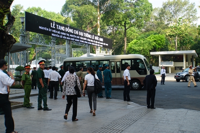 Người dân thương tiếc, đội mưa đến tiễn Đại tướng Lê Đức Anh Nguoi dan thuong tiec, doi mua den tien Dai tuong Le Duc Anh