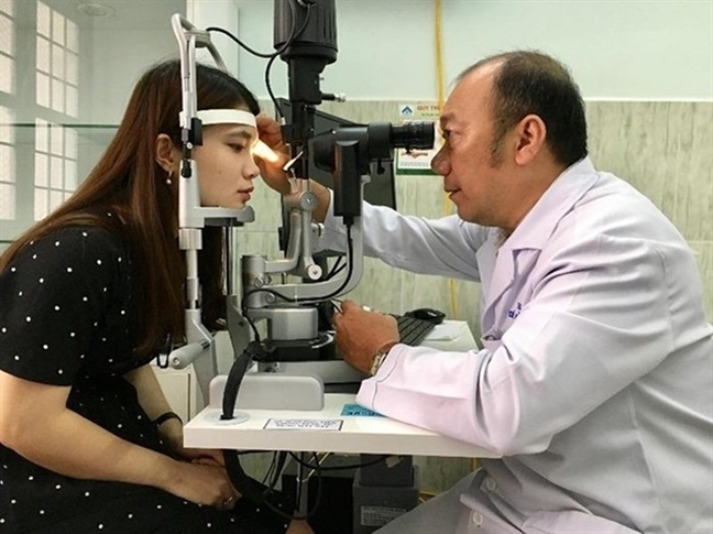 Trẻ bị bỏng mắt do tiếp xúc với trời nắng nóng quá lâu Tre bi bong mat do tiep xuc voi troi nang nong qua lau