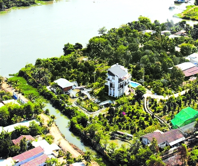 Điều tra tiêu cực ở Đội quản lý thị trường 12B - TP.HCM - Bài 1: Chiếc xe công vụ và biệt phủ ven sông Dieu tra tieu cuc o Doi quan ly thi truong 12B - TP.HCM - Bai 1: Chiec xe cong vu va biet phu ven song