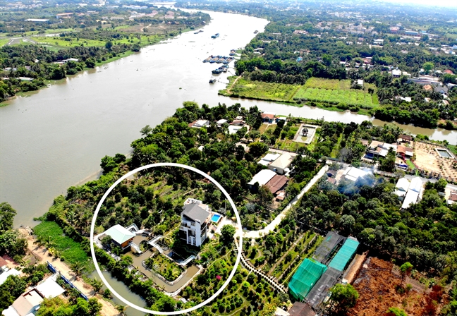 Điều tra tiêu cực ở Đội quản lý thị trường 12B - TP.HCM - Bài 1: Chiếc xe công vụ và biệt phủ ven sông Dieu tra tieu cuc o Doi quan ly thi truong 12B - TP.HCM - Bai 1: Chiec xe cong vu va biet phu ven song