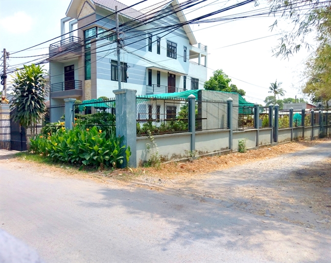 Điều tra tiêu cực ở Đội quản lý thị trường 12B - TP.HCM - Bài 1: Chiếc xe công vụ và biệt phủ ven sông Dieu tra tieu cuc o Doi quan ly thi truong 12B - TP.HCM - Bai 1: Chiec xe cong vu va biet phu ven song