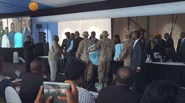 Botswana tặng lãnh đạo các nước láng giềng ‘ghế làm từ chân voi’ Botswana tang lanh dao cac nuoc lang gieng ‘ghe lam tu chan voi’