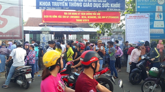 Người dân chen lấn đăng ký tiêm vắc-xin 6 trong 1 cho trẻ Nguoi dan chen lan dang ky tiem vac-xin 6 trong 1 cho tre
