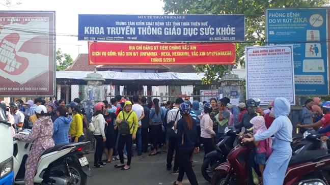 Người dân chen lấn đăng ký tiêm vắc-xin 6 trong 1 cho trẻ Nguoi dan chen lan dang ky tiem vac-xin 6 trong 1 cho tre