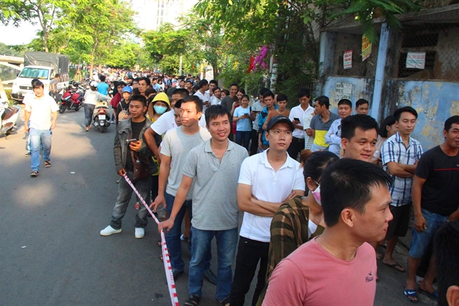 Người dân chen lấn đăng ký tiêm vắc-xin 6 trong 1 cho trẻ Nguoi dan chen lan dang ky tiem vac-xin 6 trong 1 cho tre