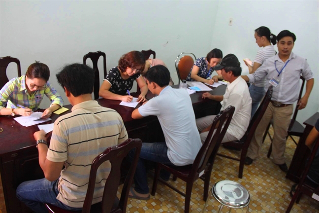 Người dân chen lấn đăng ký tiêm vắc-xin 6 trong 1 cho trẻ Nguoi dan chen lan dang ky tiem vac-xin 6 trong 1 cho tre