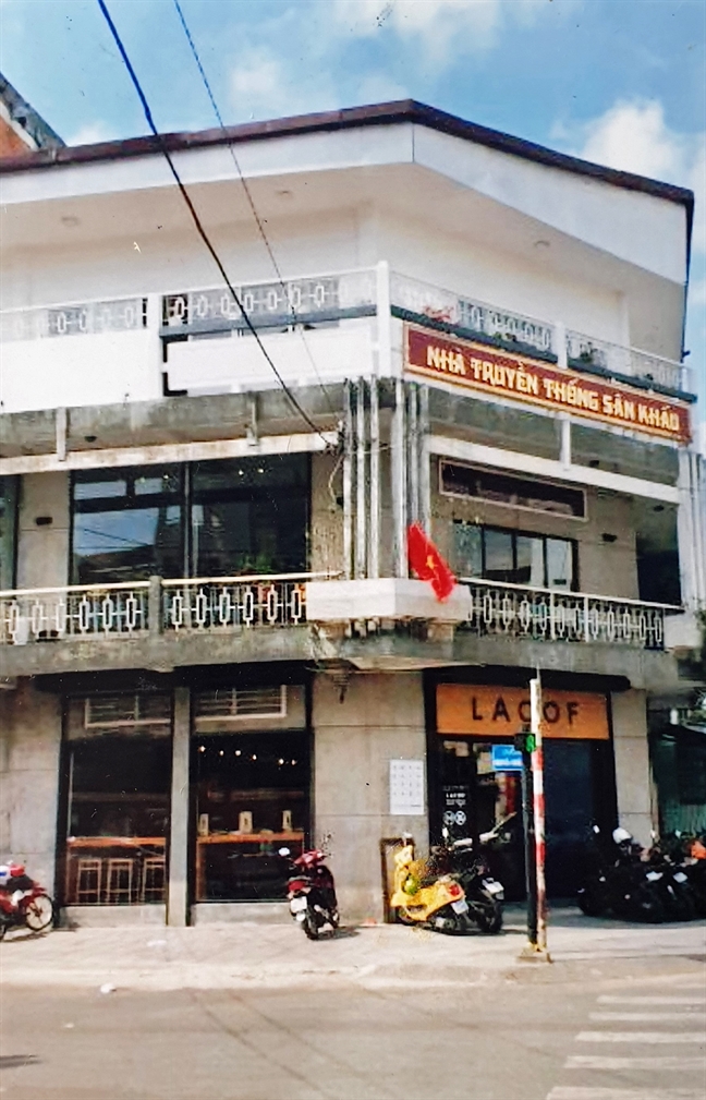 Ban Ái hữu nghệ sĩ: Trụ sở thành quán cà phê máy lạnh, tiền cho thuê đi đâu? Ban Ai huu nghe si: Tru so thanh quan ca phe may lanh, tien cho thue di dau?