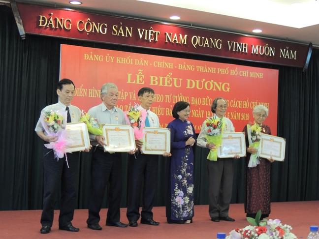 210 tập thể, cá nhân học tập theo gương Bác, nỗ lực không ngừng để tiến bộ 210 tap the, ca nhan hoc tap theo guong Bac, no luc khong ngung de tien bo