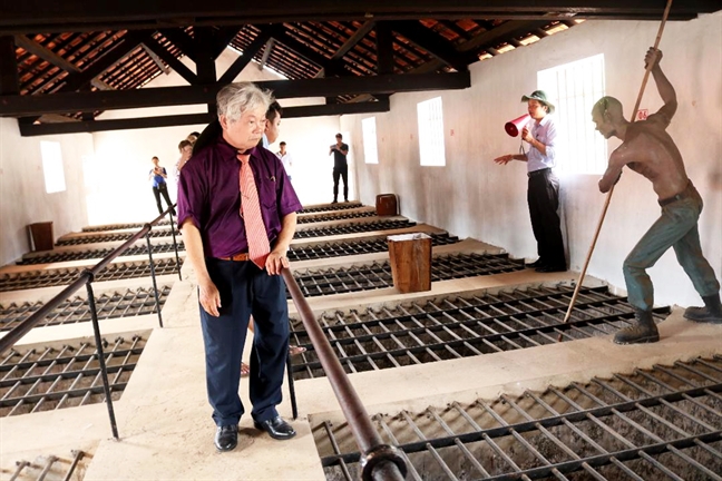 'Đêm chong đèn ngồi nhớ lại...' 'Dem chong den ngoi nho lai...'