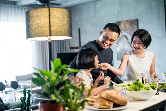 Tôi quá mệt khi hầu chồng ngày ba bữa Toi qua met khi hau chong ngay ba bua