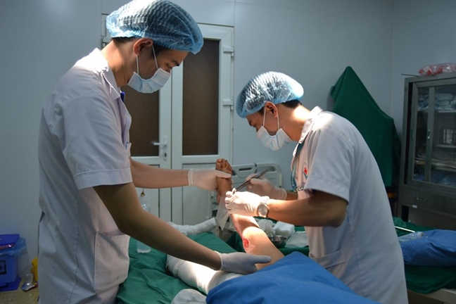 Đắp thuốc nam chữa bỏng, bé trai suýt hoại tử 2 chân Dap thuoc nam chua bong, be trai suyt hoai tu 2 chan