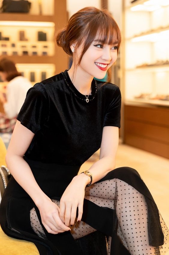Ninh Dương Lan Ngọc: Mặc đơn sắc, ít họa tiết nhưng vẫn nổi bần bật Ninh Duong Lan Ngoc: Mac don sac, it hoa tiet nhung van noi ban bat