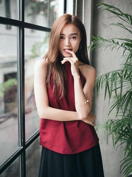 Ninh Dương Lan Ngọc: Mặc đơn sắc, ít họa tiết nhưng vẫn nổi bần bật Ninh Duong Lan Ngoc: Mac don sac, it hoa tiet nhung van noi ban bat