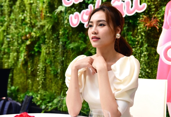 Ninh Dương Lan Ngọc: Mặc đơn sắc, ít họa tiết nhưng vẫn nổi bần bật Ninh Duong Lan Ngoc: Mac don sac, it hoa tiet nhung van noi ban bat