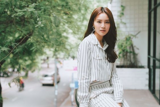 Ninh Dương Lan Ngọc: Mặc đơn sắc, ít họa tiết nhưng vẫn nổi bần bật Ninh Duong Lan Ngoc: Mac don sac, it hoa tiet nhung van noi ban bat