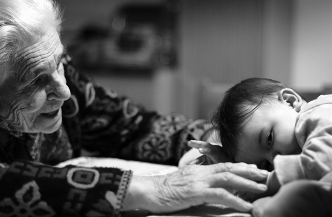 Mẹ nằm chết dưới hiên nhà người ta Me nam chet duoi hien nha nguoi ta