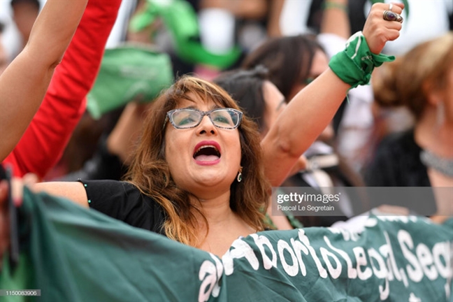 Nhóm người biểu tình gây náo loạn thảm đỏ Cannes 2019 Nhom nguoi bieu tinh gay nao loan tham do Cannes 2019