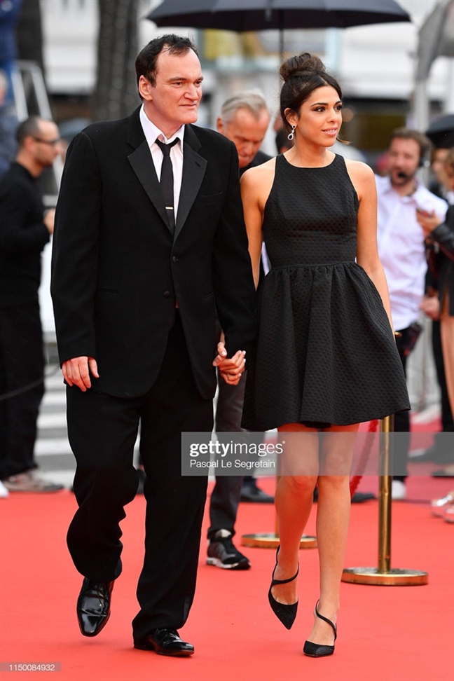 Nhóm người biểu tình gây náo loạn thảm đỏ Cannes 2019 Nhom nguoi bieu tinh gay nao loan tham do Cannes 2019