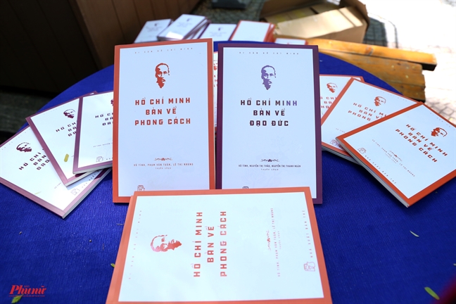 Bộ sách 'Di sản Hồ Chí Minh': 20 năm nhìn lại Bo sach 'Di san Ho Chi Minh': 20 nam nhin lai