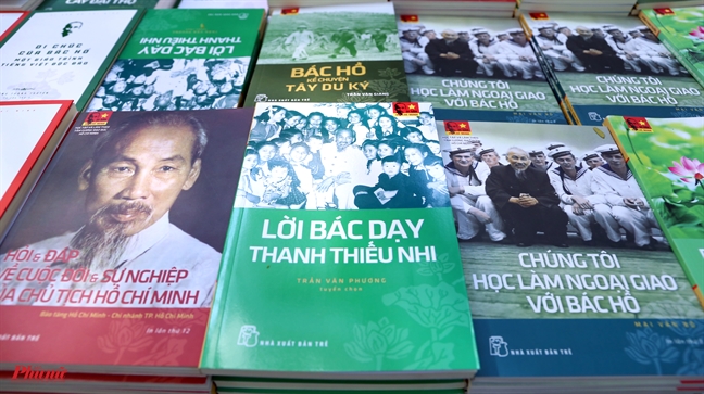 Bộ sách 'Di sản Hồ Chí Minh': 20 năm nhìn lại Bo sach 'Di san Ho Chi Minh': 20 nam nhin lai