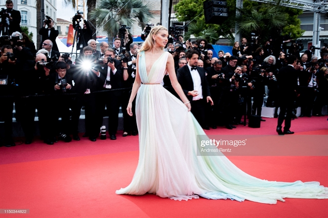 Thảm đỏ Cannes 2019 ngày thứ 6: Cầu hôn, đùa với... vòng ba Tham do Cannes 2019 ngay thu 6: Cau hon, dua voi... vong ba