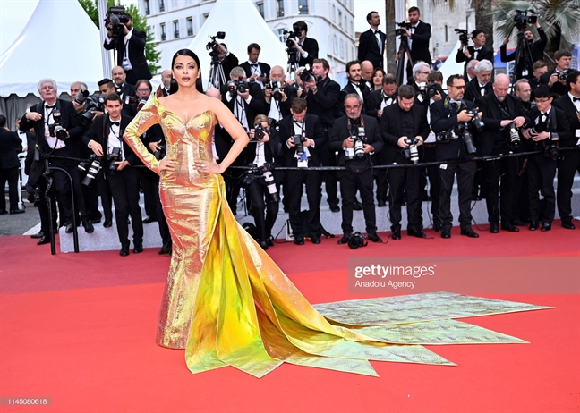 Thảm đỏ Cannes 2019 ngày thứ 6: Cầu hôn, đùa với... vòng ba Tham do Cannes 2019 ngay thu 6: Cau hon, dua voi... vong ba