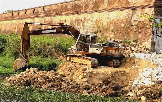 Sẽ kiểm điểm tập thể, cá nhân 'phá' Hộ thành hào Se kiem diem tap the, ca nhan 'pha' Ho thanh hao