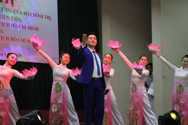 1.498 cá nhân và 792 tập thể điển hình học và làm theo Bác 1.498 ca nhan va 792 tap the dien hinh hoc va lam theo Bac