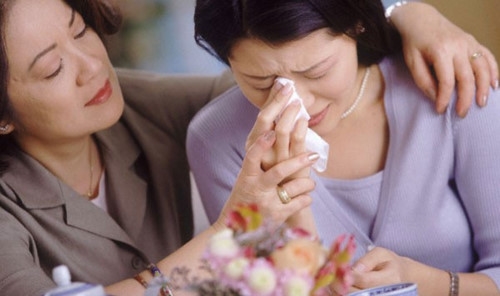 Con tận lực 'trấn lột' mẹ Con tan luc 'tran lot' me
