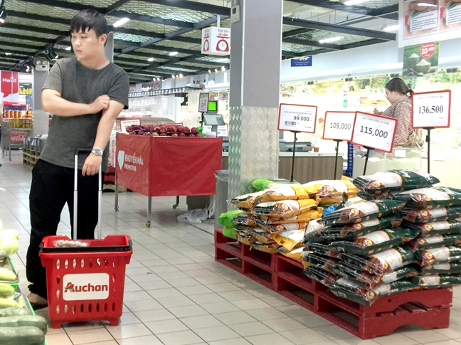 Auchan bị ai cạnh tranh tới mức phải tháo chạy? Auchan bi ai canh tranh toi muc phai thao chay?