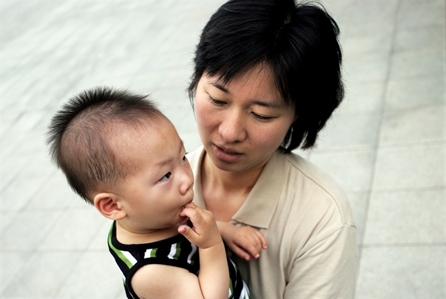 Con giằng điện thoại mẹ ném vỡ màn hình Con giang dien thoai me nem vo man hinh