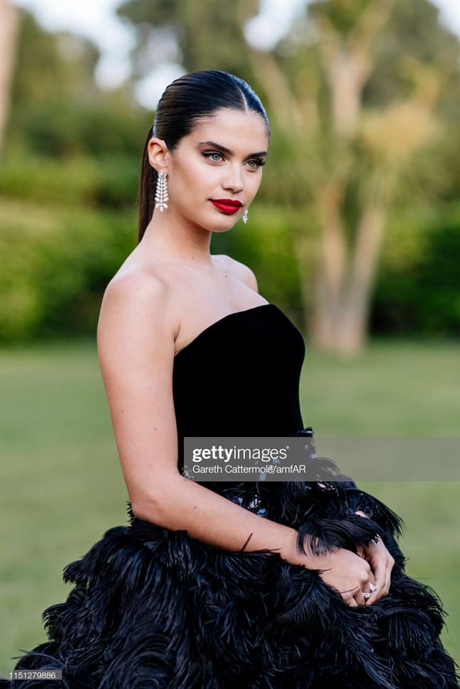 Tiệc từ thiện Cannes 2019: Ranh giới giữa gợi cảm và phản cảm Tiec tu thien Cannes 2019: Ranh gioi giua goi cam va phan cam