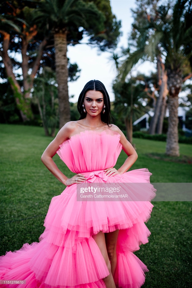 Tiệc từ thiện Cannes 2019: Ranh giới giữa gợi cảm và phản cảm Tiec tu thien Cannes 2019: Ranh gioi giua goi cam va phan cam