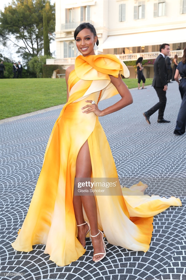 Tiệc từ thiện Cannes 2019: Ranh giới giữa gợi cảm và phản cảm Tiec tu thien Cannes 2019: Ranh gioi giua goi cam va phan cam