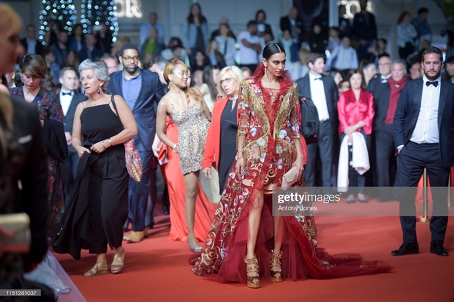 Thảm đỏ Cannes 2019: Chỉ dài 60m nhưng chứa đủ sự bát nháo của ngành giải trí Tham do Cannes 2019: Chi dai 60m nhung chua du su bat nhao cua nganh giai tri