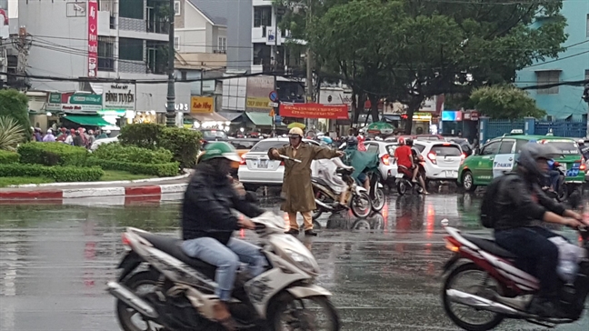 Dừng xe trú mưa dưới gầm cầu vượt rất nguy hiểm tính mạng Dung xe tru mua duoi gam cau vuot rat nguy hiem tinh mang