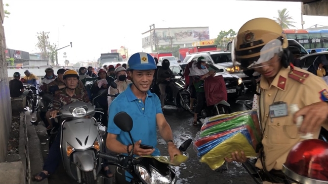 Dừng xe trú mưa dưới gầm cầu vượt rất nguy hiểm tính mạng Dung xe tru mua duoi gam cau vuot rat nguy hiem tinh mang