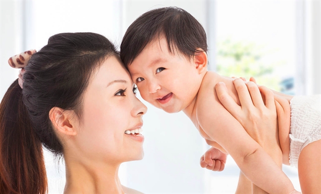 Mẹ bỉm sữa đi giày cao gót Me bim sua di giay cao got