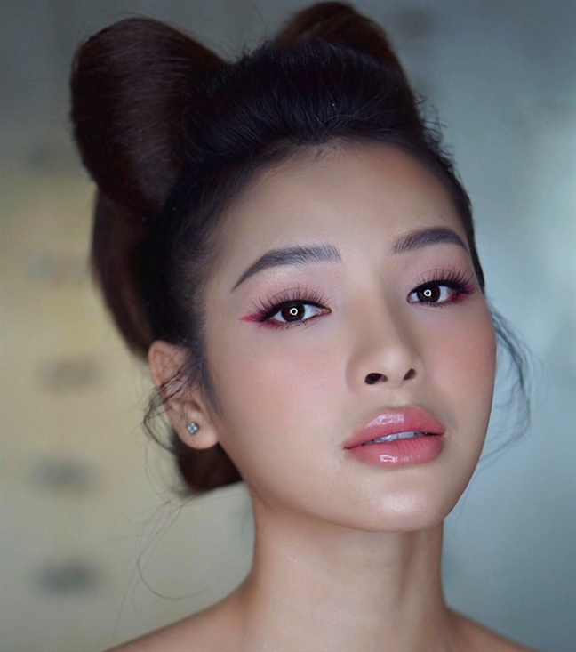 Phương Trinh Jolie lăng xê mốt búi tóc hình nơ lạ mắt Phuong Trinh Jolie lang xe mot bui toc hinh no la mat