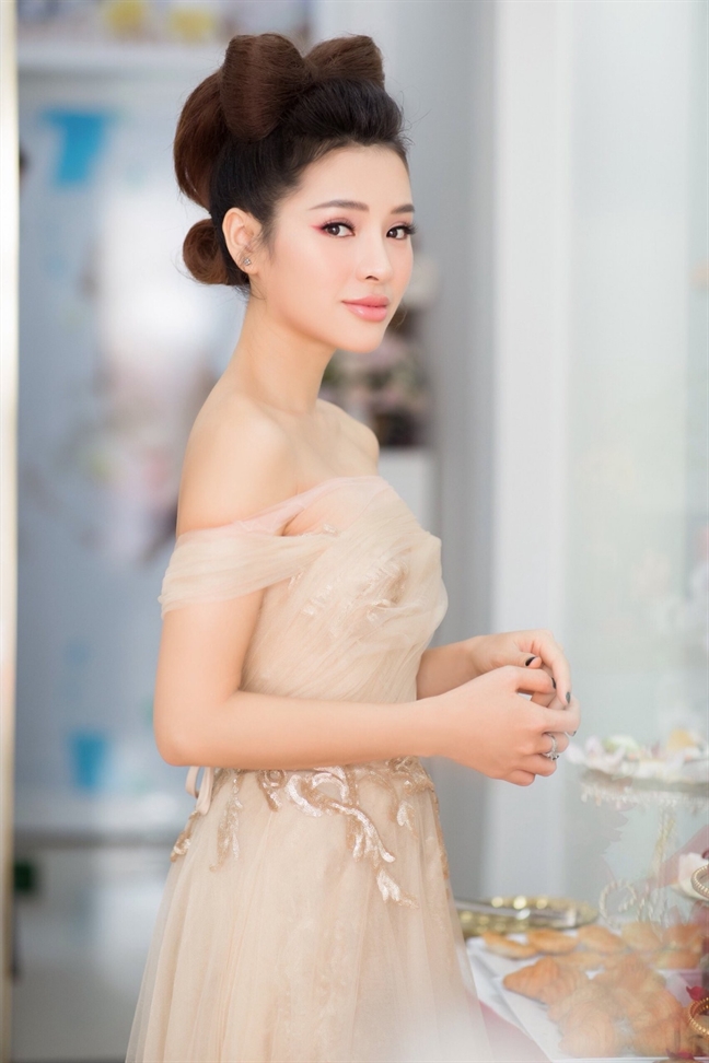 Phương Trinh Jolie lăng xê mốt búi tóc hình nơ lạ mắt Phuong Trinh Jolie lang xe mot bui toc hinh no la mat