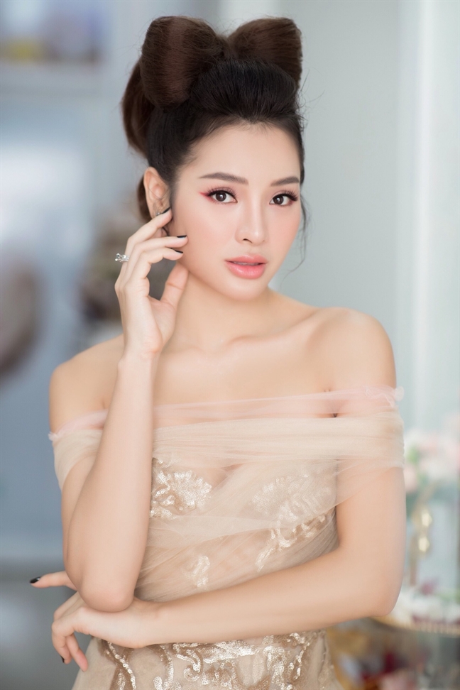 Phương Trinh Jolie lăng xê mốt búi tóc hình nơ lạ mắt Phuong Trinh Jolie lang xe mot bui toc hinh no la mat
