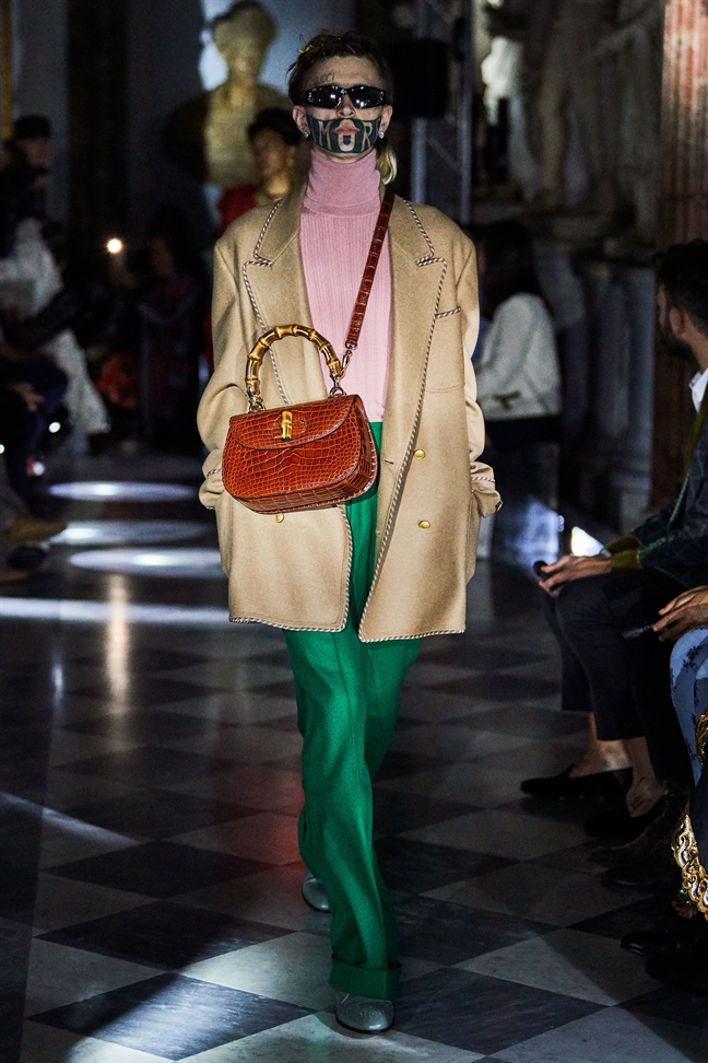 Gucci giới thiệu thiết kế mới có hoạ tiết tử cung Gucci gioi thieu thiet ke moi co hoa tiet tu cung