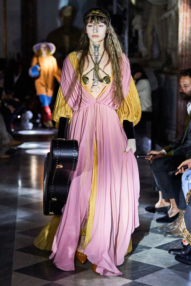 Gucci giới thiệu thiết kế mới có hoạ tiết tử cung Gucci gioi thieu thiet ke moi co hoa tiet tu cung