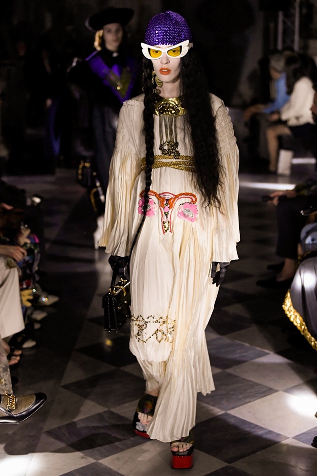 Gucci giới thiệu thiết kế mới có hoạ tiết tử cung Gucci gioi thieu thiet ke moi co hoa tiet tu cung