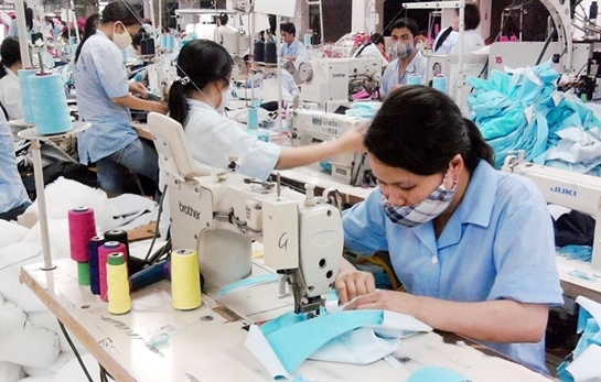 Lo công nhân ế vợ, ế chồng nếu chỉ chăm chăm tăng giờ làm thêm Lo cong nhan e vo, e chong neu chi cham cham tang gio lam them