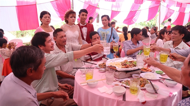 Chuyện lạ ở Bình Phước: đám cưới 50 bàn, không một giọt rượu bia Chuyen la o Binh Phuoc: dam cuoi 50 ban, khong mot giot ruou bia