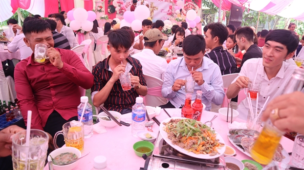 Chuyện lạ ở Bình Phước: đám cưới 50 bàn, không một giọt rượu bia Chuyen la o Binh Phuoc: dam cuoi 50 ban, khong mot giot ruou bia
