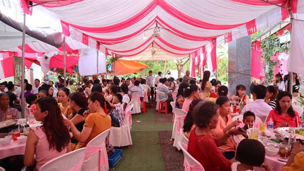 Chuyện lạ ở Bình Phước: đám cưới 50 bàn, không một giọt rượu bia Chuyen la o Binh Phuoc: dam cuoi 50 ban, khong mot giot ruou bia