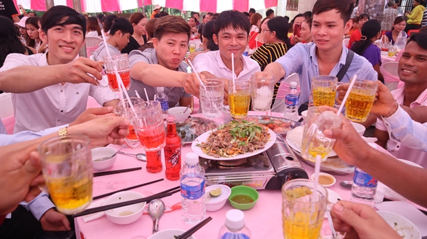 Chuyện lạ ở Bình Phước: đám cưới 50 bàn, không một giọt rượu bia Chuyen la o Binh Phuoc: dam cuoi 50 ban, khong mot giot ruou bia